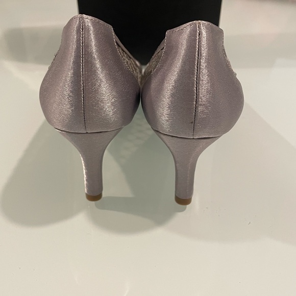 New Adrianna Papell Jamie Silver Saba Mesh Pump Size 10 - Picture 3 of 8